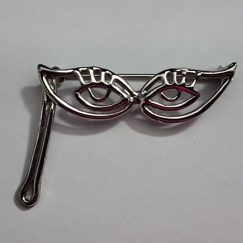 Vintage brooch of silver eyeglasses
